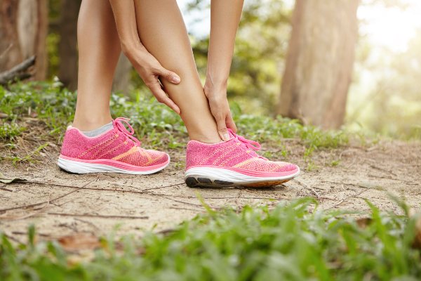 Nelečena ravna stopala i bol pri trčanju